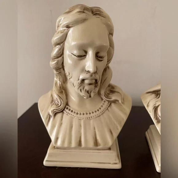 Cream Ceramic Busts of Jesus and Mary - Picture 2 of 10
